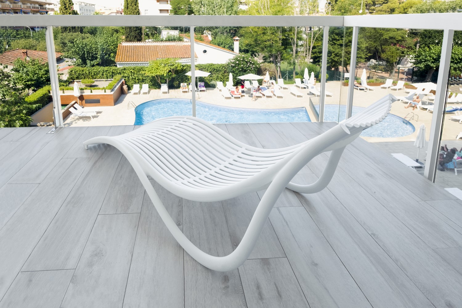 una silla blanca en una terraza