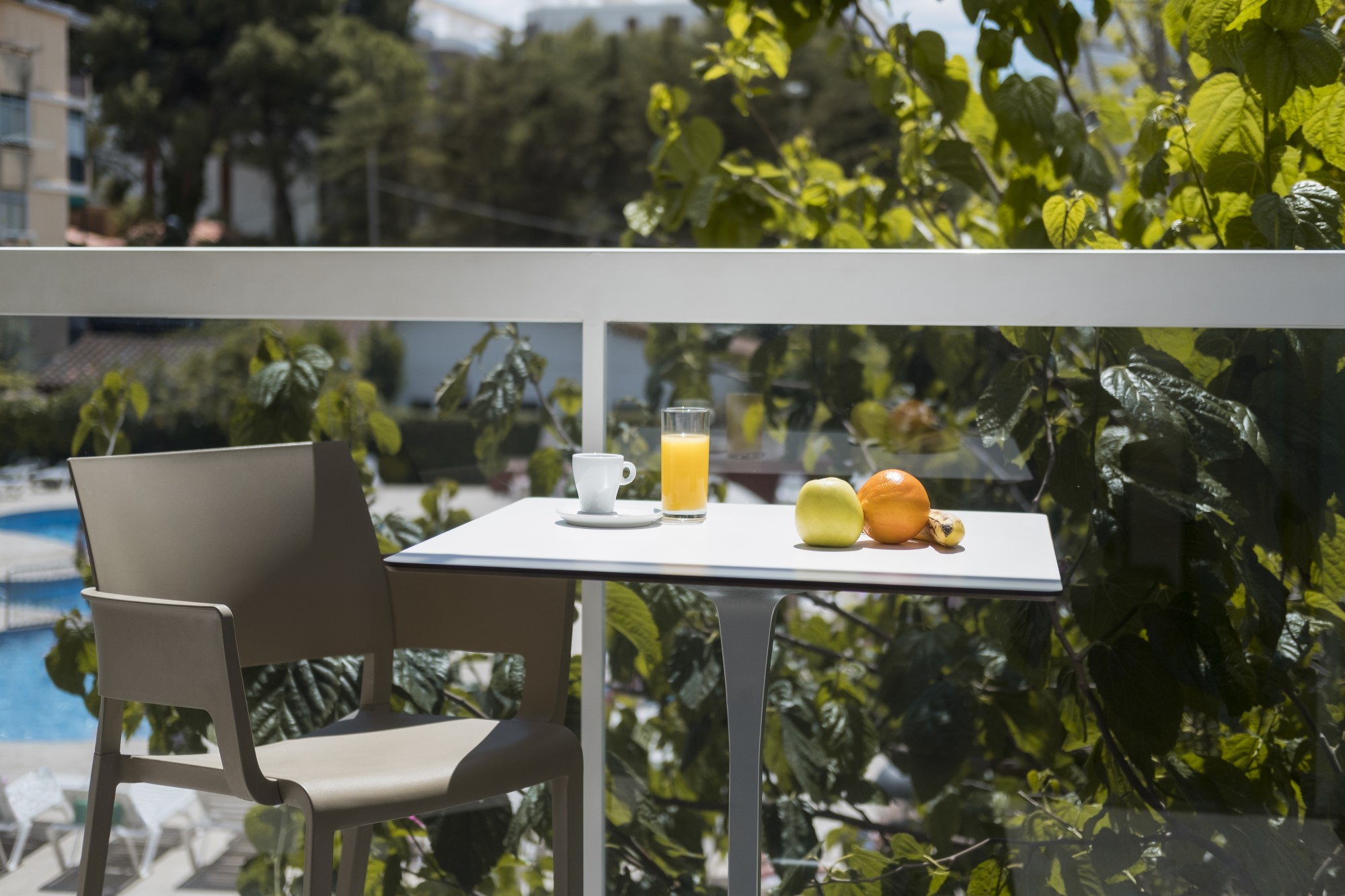 una mesa con fruta y una taza encima